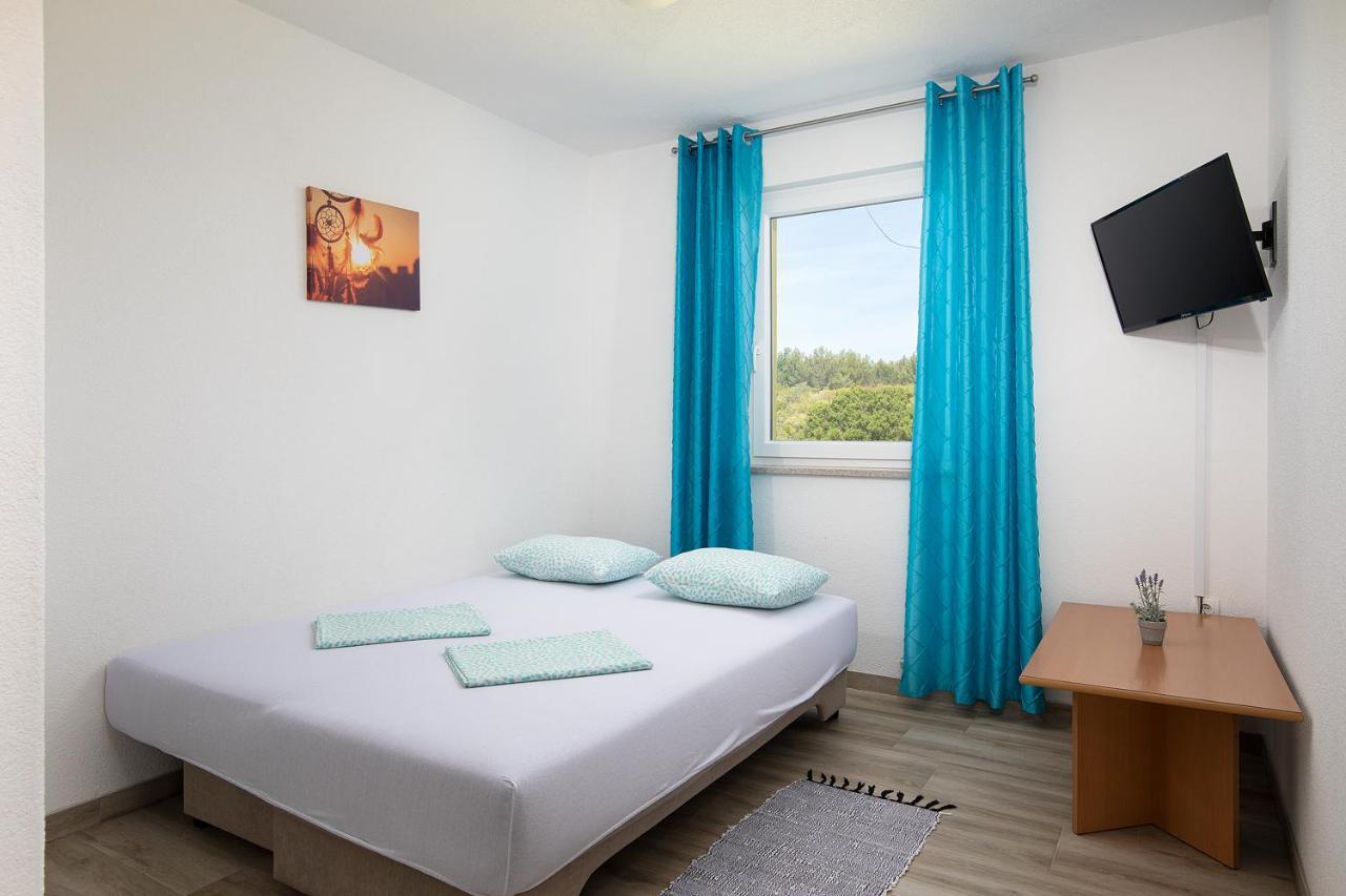 Apartmani Mirna Luka Pomer Exterior foto