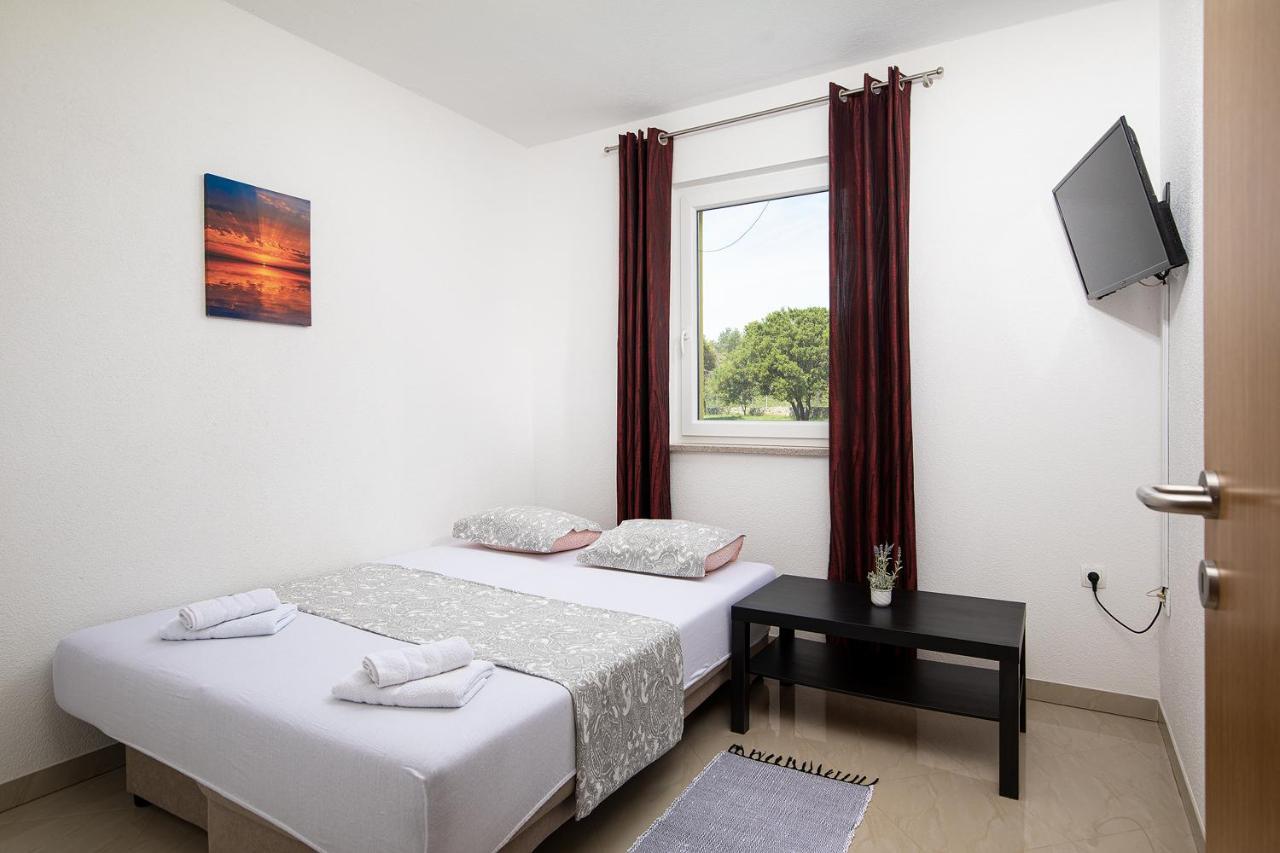 Apartmani Mirna Luka Pomer Exterior foto